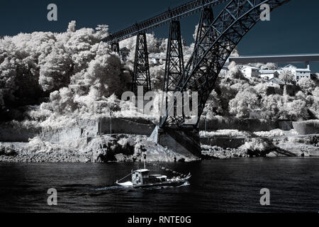 Infrarot Landschaft von Porto Sehen der alten Iron Bridge und Fahrgastschiff Stockfoto