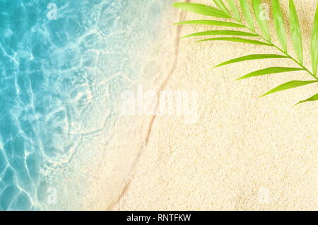 Schöner Strand mit weißem Sand palm leaf und dem klaren, blauen Meer. Ansicht von oben. Stockfoto