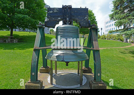 Liberty Bell vor Maine State House. Dieses Gebäude ist das State Capitol des Staates Maine in Augusta, Maine, USA. Stockfoto