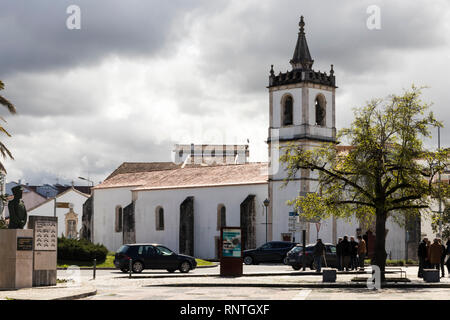 Batalha, Portugal. Die Igreja Matriz de Exaltacao de Santa Cruz, Hauptkirche der portugiesischen Stadt Batalha in der Region Centro Stockfoto