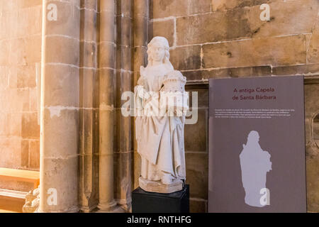 Batalha, Portugal. Statue der Heiligen Barbara in der Kirche Kirchenschiff, das Kloster Santa Maria da Vitoria (unsere Dame des Sieges) Stockfoto