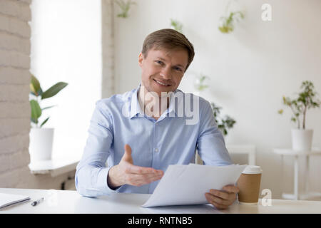 Headshot portrait erfolgreicher Geschäftsmann hält Dokumente Lächeln auf die Kamera schaut Stockfoto