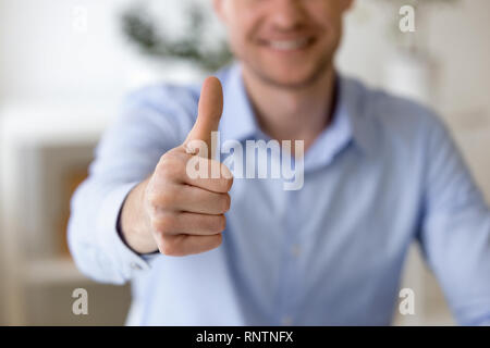 Nahaufnahme, Geschäftsmann, Lächeln, Daumen hoch Stockfoto