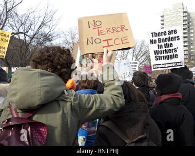 Kundgebung gegen kaputte Fenster und I.c.e. am Washington Square Park in New York City, 11. Januar 2017. Stockfoto