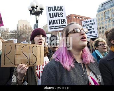 Kundgebung gegen kaputte Fenster und I.c.e. am Washington Square Park in New York City, 11. Januar 2017. Stockfoto