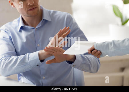 Geschäftsmann geld Ablehnung im Umschlag von weiblichen Partner angeboten Stockfoto