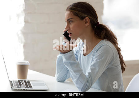 Betonte Frau hat ein unangenehmes Gespräch Stockfoto