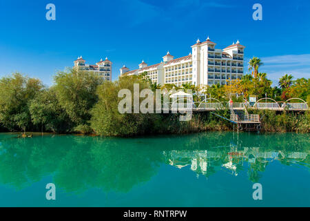 Alanya, Türkei - Oktober 05, 2018. Schöne Hotels in der Türkei vor dem Hintergrund der fernen Berge und blauer Himmel. Fotos von der Küste aus dem Meer. Stockfoto