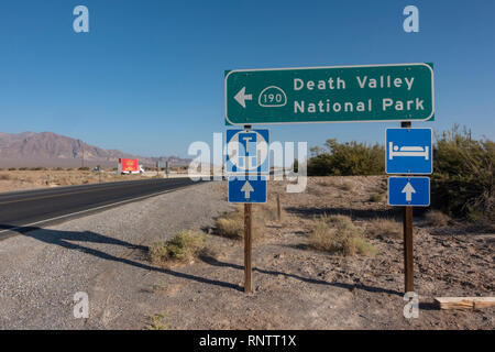 Schild in Richtung Death Valley National Park, Death Valley Junction, Vermont, United States zeigt. Stockfoto