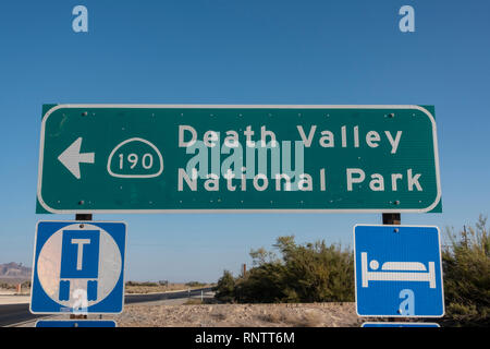 Schild in Richtung Death Valley National Park, Death Valley Junction, Vermont, United States zeigt. Stockfoto