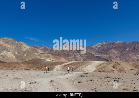 Touristen in der Palette der Künstler des Death Valley, Death Valley National Park, California, United States. Stockfoto