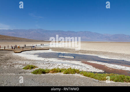 Allgemeine Ansicht in Richtung Badwater Basin, Death Valley National Park, California, United States. Stockfoto