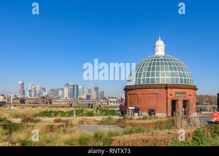 Dome Einfahrt in und Ausfahrt aus dem Tunnel unter der Themse in der Nähe von Royal Greenwich Observatory in London, England, Vereinigten Königreich unter blauem Himmel Stockfoto