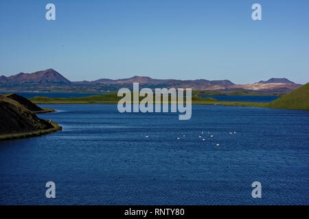 Anzeigen von Akureyri aus über Fjord Ejjafjorour North Island Europa. Kalfastrond Rock Outcroppings in Myvatn See. Stockfoto