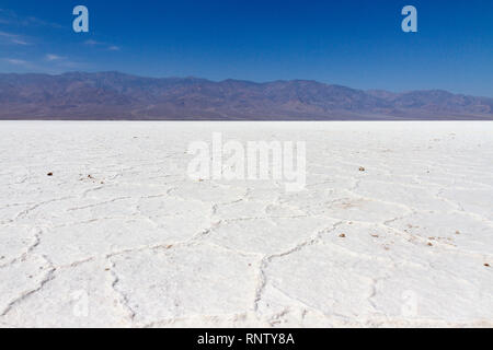 Mit Blick auf die Weite der Salzpfanne, Badwater Basin, Death Valley National Park, California, United States. Stockfoto