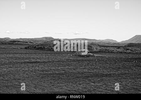 Anzeigen von Akureyri aus über Fjord Ejjafjorour North Island Europa. Kalfastrond Rock Outcroppings in Myvatn See. Stockfoto