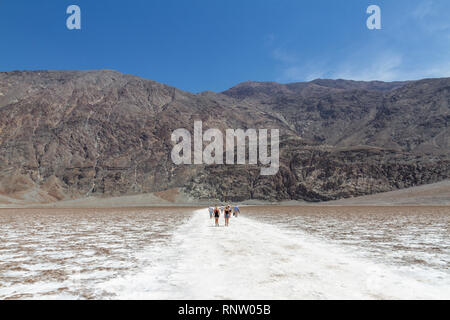 Blick von der Salzpfanne, Badwater Basin, Death Valley National Park, California, United States. Stockfoto