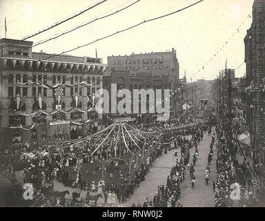 Feier in Pioneer Square zu Ehren der Rückkehr der Freiwilligen aus dem spanisch-amerikanischen Krieg Seattle Washington ca (HESTER 276). Stockfoto