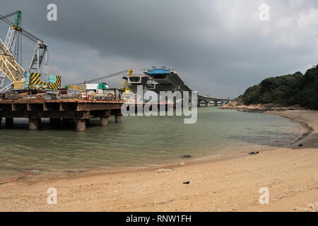 Hongkong, Zhuhai, Macau Brücke im Bau auf dem Sha Lo Wan-Strand in der Nähe von Tung Chung in der Hong Kong New Territories. Stockfoto