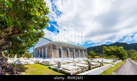 ARUTANGA, AITUTAKI, COOK ISLAND - 30. SEPTEMBER 2018: die christliche Kirche von den Cook Inseln. Grabstätte auf dem Territorium der Kirche Stockfoto
