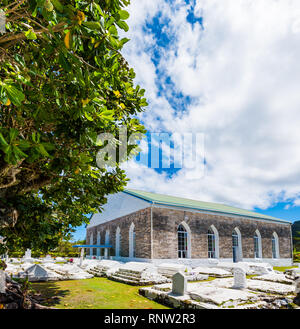ARUTANGA, AITUTAKI, COOK ISLAND - 30. SEPTEMBER 2018: die christliche Kirche von den Cook Inseln. Grabstätte auf dem Territorium der Kirche Stockfoto
