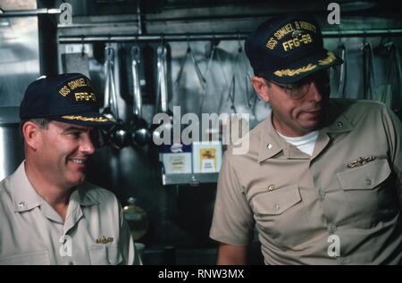 CDR und CDR Townes Rinn an Bord der USS Samuel B. Roberts (FFG-58). Stockfoto