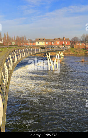 Millennium Bridge über den Fluss Aire, Castleford, West Yorkshire, England, UK. Stockfoto