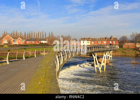 Millennium Bridge über den Fluss Aire, Castleford, West Yorkshire, England, UK. Stockfoto