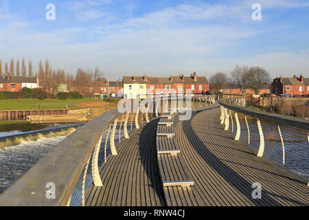 Millennium Bridge über den Fluss Aire, Castleford, West Yorkshire, England, UK. Stockfoto