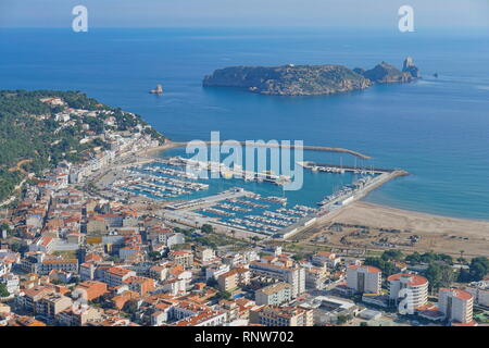 Spanien Luftaufnahme von l'Estartit, Stadt und Hafen an der Costa Brava und die Medes Inseln Marine Reserve, Mittelmeer, Katalonien Stockfoto