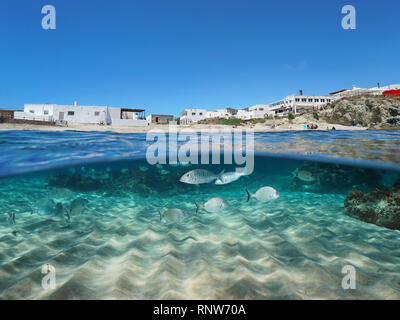 Spanien Strand im mediterranen Dorfes La Isleta del Moro mit Fisch, Sand, Wasser Meer, Cabo de Gata-Nijar, Almeria, Andalusien, geteilte Ansicht Stockfoto