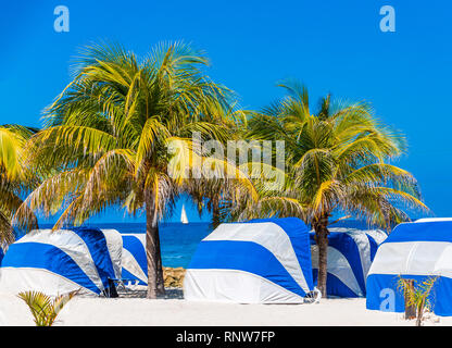 Überdachte Chaiselounges Stockfoto