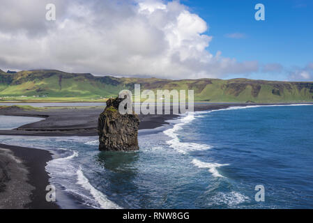 Blick von Dyrholaey Landzunge am Strand Reynisfjara in Island Stockfoto