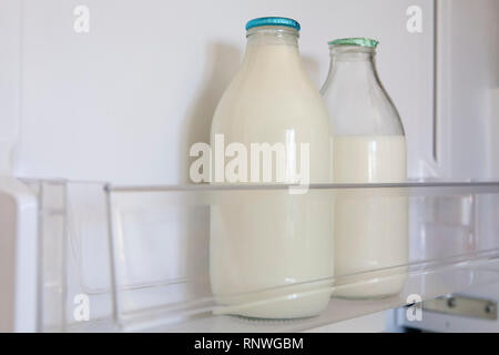 Wiederverwendbare Glas Milch Flaschen sind wieder in Mode in Großbritannien so viele Verbraucher ihr Bestes tun, um zu verringern, wiederverwenden und recyceln. Ganze und halb entrahmte organische Stockfoto