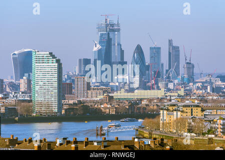 Die Skyline der Stadt London im Jahr 2019 von der Spitze des Hügels im Greenwich Park gesehen. Stockfoto