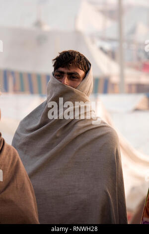 Inder in Decke auf kalten Morgen in Pushkar camel Fair in Rajasthan, Indien gewickelt Stockfoto