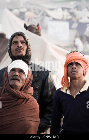 Raika kamelhirten beobachten Drohne im Himmel in Pushkar Camel Fair in Rajasthan, Indien Stockfoto