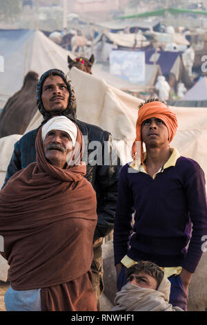 Raika kamelhirten beobachten Drohne im Himmel in Pushkar Camel Fair in Rajasthan, Indien Stockfoto