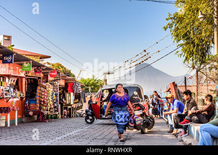 Panajachel, Atitlan See, Guatemala - Dezember 29, 2018: Einheimische und Tuk Tuks warten oben Jetty für öffentliche Boote vorangegangen Dörfer in Panajachel nach Lakeside Stockfoto