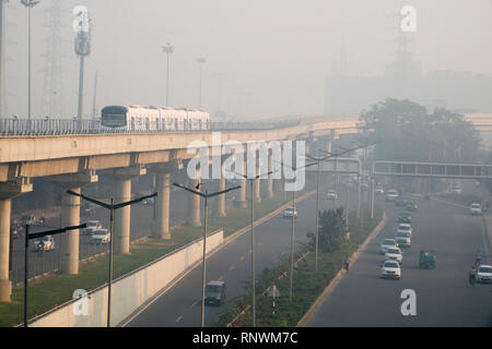 U-Bahn und Verkehr in gefährlichen Luftverschmutzung in Cyber City, Gurugram, Indien Stockfoto