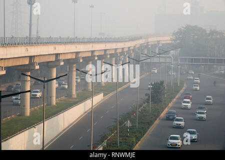 U-Bahn und Verkehr in gefährlichen Luftverschmutzung in Cyber City, Gurugram, Indien Stockfoto