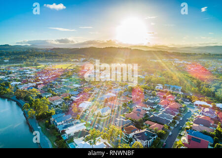 Antenne Landschaft von Varsity Lakes suburb bei Sonnenuntergang mit Sonnenstrahlen Flare. Gold Coast, Queensland, Australien Stockfoto