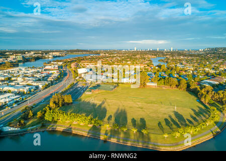 Varsity Lakes suburb bei Sonnenuntergang. Gold Coast, Queensland, Australien - Luftbild Landschaft Stockfoto