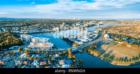 Varsity Lakes suburb Luxus Immobilien bei Sonnenuntergang. Gold Coast, Queensland, Australien - Luftbild panorama Stockfoto