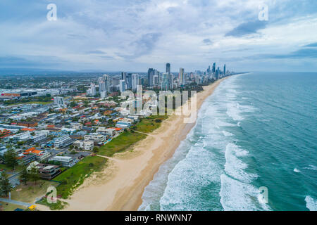 Antenne Landschaft von Mermaid Beach und Gold Coast Skyline der Stadt. Gold Coast, Queensland, Australien Stockfoto