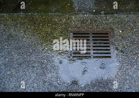 Einen Regenwasserabfluß Abfluß in einem konkreten Straße. Stockfoto