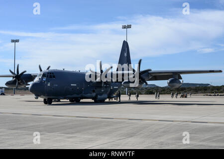 Ein US Air Force HC-130J Bekämpfung König II beruht auf der Flucht, während die Flieger aus der 355 Wing cargo während des Betriebs Pegasus Forge Jan. 28, 2019 entladen. Eines der primären Ziele während dieser Übung war Flexibilität, Überlebensfähigkeit und Letalität, um Optionen für die Kämpfer Kommandanten zur Verfügung stellen. (U.S. Air Force Foto von älteren Flieger Giovanni Sims) Stockfoto