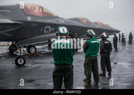 Marines mit der F-35 B Blitz II Loslösung von mittlerer Marine Tiltrotor Squadron 262 (Verstärkt) verhalten Preflight Checks vor dem Start auf dem Flight Deck an Bord der Amphibisches Schiff USS Wasp (LL 1), Philippine Sea, Feb 4, 2019. Naval aviators mit der loslösung Fliegen das Marine Corps' neuesten, multi-role Fighter, der F-35 B. Die 31 Marine Expeditionary Unit, die Marine Corps' nur kontinuierlich vorwärts - bereitgestellt MEU partnering mit dem Wasp amphibischen bereit, Gruppe, bietet eine flexible und tödlicher Gewalt bereit, eine breite Palette von militärischen Operationen wie die Première durchführen Stockfoto