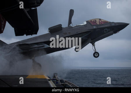 Eine F-35B Blitz II mit der F-35B Ablösung von Medium Marine Tiltrotor Squadron 262 (Verstärkt) startet vom Flug-Plattform auf den amphibischen Angriff Schiff USS Wasp (LL 1), Philippine Sea, Feb 4, 2019. Naval aviators mit der loslösung Fliegen das Marine Corps' neuesten, multi-role Fighter, der F-35 B. Die 31 Marine Expeditionary Unit, die Marine Corps' nur kontinuierlich vorwärts - bereitgestellt MEU partnering mit dem Wasp amphibischen bereit, Gruppe, bietet eine flexible und tödlicher Gewalt bereit, eine breite Palette von militärischen Operationen als führende Kraft in der Reaktion auf Krisen zu I Stockfoto