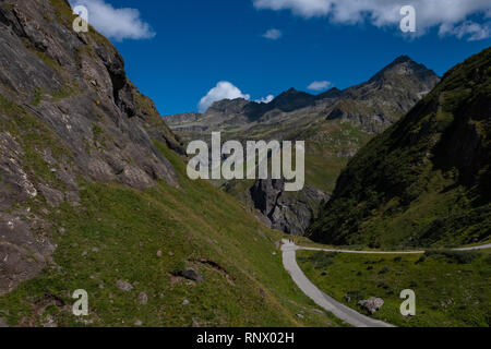 Ein Wanderweg in den Schweizer Bergen mit schöner Landschaft Stockfoto